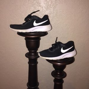 Girls Nike tennis shoes